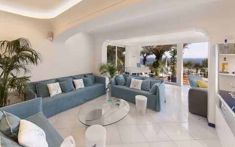 Villa Avion: Mueble, Diseño De Interiores, Sofá, Piso, Suelo, Sala, Mesa, Techo, Departamento, Habitación