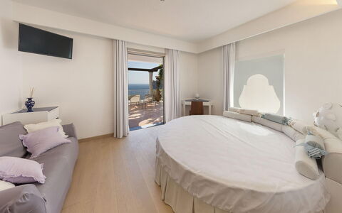 Villa Avion: Mueble, Habitación, Diseño De Interiores, Cama, Lecho, Textil, Suelo, Sábana, Piso, Departamento