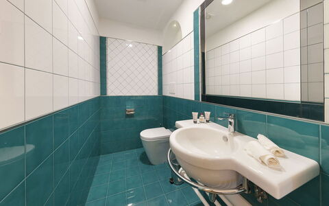 Villa Avion: Arreglo De Tubería, Piso, Baño, Lavabo Del Baño, Suelo, Diseño De Interiores, Lavabo, Plomería, Grifo, Loseta