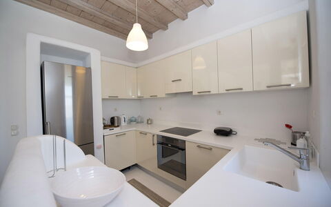 Villa Azur: Mostrador, Diseño De Interiores, Piso, Lavabo, Madera, Arreglo De Tubería, Cocina, Gabinetes, Suelo, Aparato De Cocina