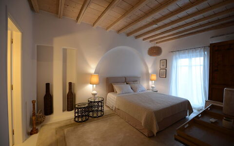 Villa Azur: Mueble, Diseño De Interiores, Piso, Suelo, Pared, Habitación, Cama, Techo, Madera, Habitación