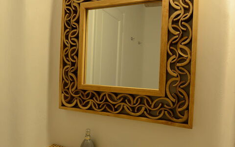 Villa Azur: Lavabo Del Baño, Diseño De Interiores, Arreglo De Tubería, Lavabo, Espejo, Grifo, Plomería, Baño, Lámpara, Porcelana