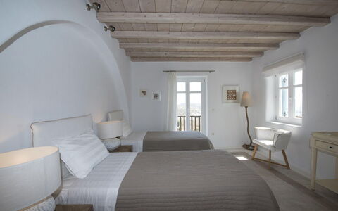 Villa Azur: Pared, Mueble, Techo, Habitación, Departamento, Silla, Cama, Marco De La Cama, Lecho, Diseño