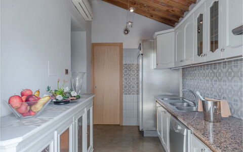 Villa Bastiano: Mostrador, Cocina, Diseño De Interiores, Mueble, Madera, Electrodoméstico, Piso, Gabinetes, Aparato De Cocina, Lavabo
