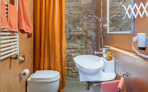 Villa Bastiano: Arreglo De Tubería, Asiento Del Baño, Piso, Baño, Suelo, Baño, Diseño De Interiores, Lavabo, Plomería, Grifo