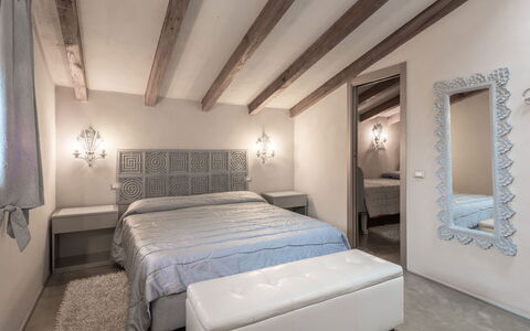 Villa Bastiano: Cama, Mueble, Habitación, Diseño De Interiores, Lecho, Sábana, Suelo, Piso, Techo, Linos