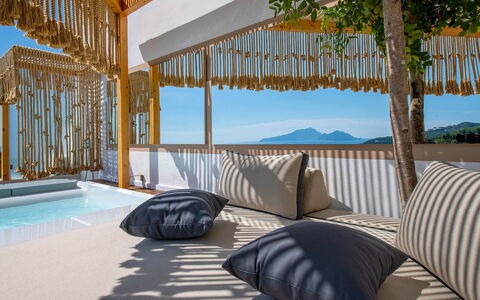 Casa Mariavittoria: Diseño De Interiores, Techo, Sombra, Recurso, Eco Hotel, Cortina, Villa, Hotel, Piscina, La Luz Del Día