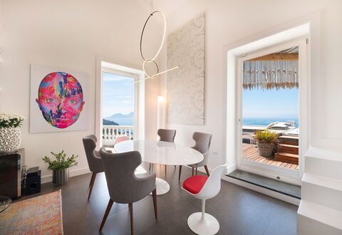 Casa Mariavittoria: Mueble, Diseño De Interiores, Piso, Mesa, Suelo, Silla, Habitación, Techo, Mar, Casa