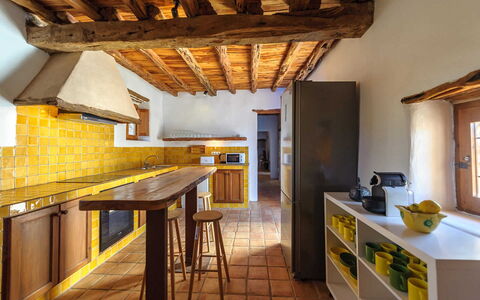 Finca Tonia: Pared, Piso, Diseño De Interiores, Madera, Cocina, Amarillo, Techo, Mueble, Suelo, Mostrador