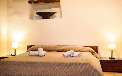 Finca Tonia: Mueble, Cama, Diseño De Interiores, Habitación, Suelo, Pared, Piso, Lecho, Sábana, Madera