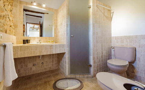 Finca Tonia: Piso, Diseño De Interiores, Pared, Baño, Suelo, Arreglo De Tubería, Lavabo Del Baño, Techo, Lavabo, Mueble