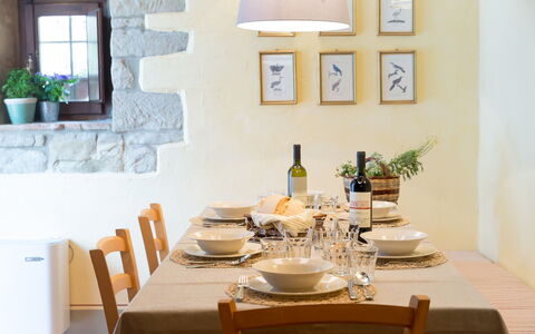 Villa Beatrice: Mueble, Diseño De Interiores, Silla, Mesa, Comedor, Madera, Cocina Y Comedor Mesa, Vajilla, Piso, Techo