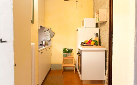 Villa Beatrice: Piso, Diseño De Interiores, Electrodoméstico, Madera, Aparato De Cocina, Suelo, Amarillo, Mueble, Cocina, Mostrador