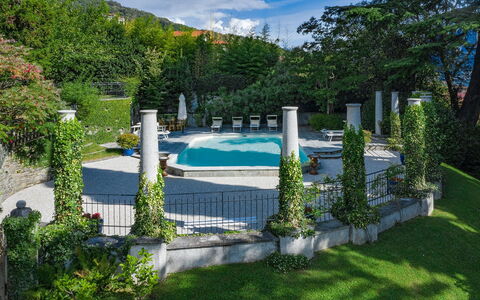 Villa Camilla: Piscina, Jardín, Recurso, Paisajismo, Sombra, Mueble Para Exteriores, Fuente De Agua, Losa, Patio Interior, Paraguas