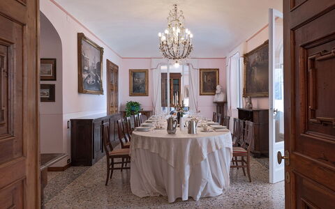 Villa Camilla: Mueble, Diseño De Interiores, Mesa, Piso, Madera, Silla, Comedor, Techo, Suelo, Encendiendo