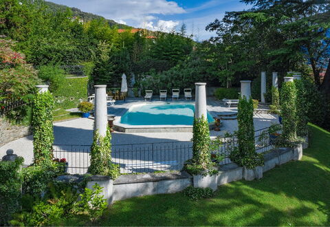 Villa Camilla: Piscina, Jardín, Recurso, Paisajismo, Sombra, Mueble Para Exteriores, Fuente De Agua, Losa, Patio Interior, Paraguas