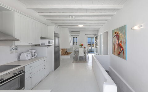 Villa Cassandra: Piso, Diseño De Interiores, Techo, Suelo, Departamento, Mueble, Cocina, Casa, Mostrador, Habitación