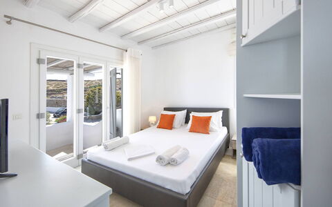 Villa Cassandra: Suelo, Departamento, Habitación, Hotel, Cama, Manchas De Madera, Recurso, Lecho, Marco De La Cama, Almohada