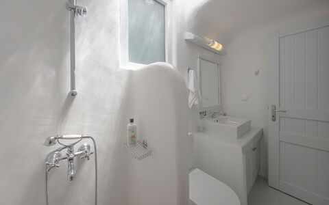 Villa Cassandra: Pared, Arreglo De Tubería, Baño, Lavabo, Diseño De Interiores, Techo, Grifo, Bañera, Plomería, Piso