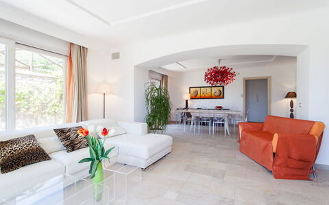 Villa Castore: Mueble, Diseño De Interiores, Sofá, Piso, Suelo, Sala, Techo, Mesa, Departamento, Casa