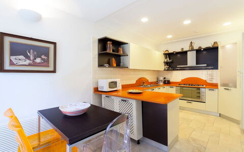 Villa Castore: Mueble, Cocina, Mostrador, Diseño De Interiores, Aparato De Cocina, Piso, Electrodoméstico, Gabinetes, Madera, Techo