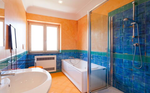 Villa Castore: Arreglo De Tubería, Baño, Piso, Diseño De Interiores, Pared, Bañera, Suelo, Grifo, Plomería, Techo