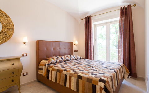 Villa Castore: Diseño De Interiores, Mueble, Cama, Habitación, Piso, Madera, Suelo, Habitación, Sábana, Techo