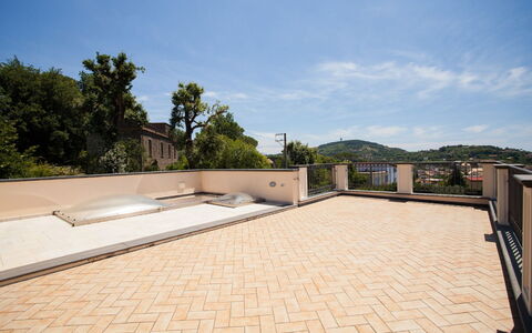 Villa Castore: Piso, Suelo, Material Compuesto, Loseta, Sombra, Hormigón, Diseño, Patio, Balcón