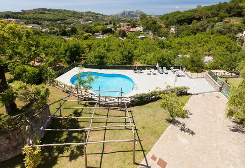 Villa Castore: Piscina, Mueble Para Exteriores, Sombra, Recurso, Paisajismo, Paraguas, Eco Hotel, Ciudad De Vacaciones, Centro De Ocio, Hotel