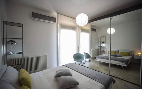 Villa Corallo: Mueble, Cama, Diseño De Interiores, Habitación, Suelo, Piso, Lecho, Sábana, Techo, Casa