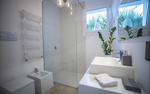 Villa Corallo: Baño, Diseño De Interiores, Arreglo De Tubería, Piso, Pared, Suelo, Lavabo, Grifo, Techo, Espejo