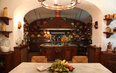 Villa Correale: Diseño De Interiores, Encendiendo, Mueble, Lámpara, Techo, Habitación, Silla, Cocina, Manchas De Madera, Gabinetes