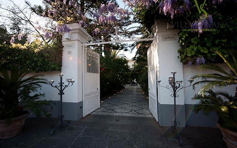 Villa Correale: Jardín, Maceta, Sombra, Paisajismo, Losa, Pasarela, Yarda, Hacienda, Patio