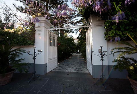 Villa Correale: Jardín, Maceta, Sombra, Paisajismo, Losa, Pasarela, Yarda, Hacienda, Patio