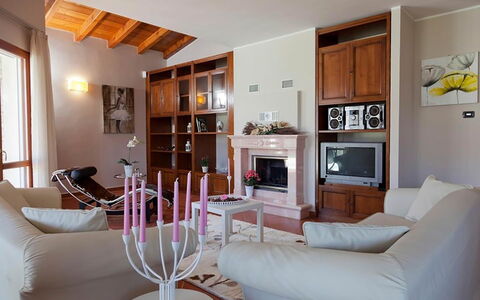 Villa Cremia: Mueble, Diseño De Interiores, Piso, Suelo, Madera, Habitación, Sala, Techo, Casa, Encendiendo