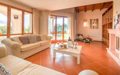 Villa Cremia: Mueble, Diseño De Interiores, Piso, Suelo, Madera, Techo, Habitación, Casa, Sala, Sofá