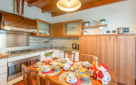 Villa Cremia: Cocina, Madera, Diseño De Interiores, Piso, Mostrador, Mueble, Techo, Gabinetes, Habitación, Suelo