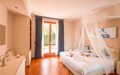 Villa Cremia: Mueble, Diseño De Interiores, Madera, Suelo, Habitación, Cama, Piso, Encendiendo, Techo, Habitación