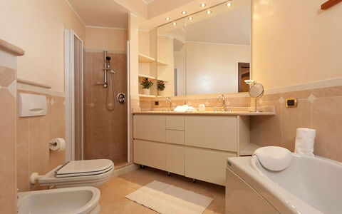 Villa Cremia: Lavabo Del Baño, Baño, Arreglo De Tubería, Piso, Lavabo, Diseño De Interiores, Suelo, Madera, Mueble De Baño, Grifo