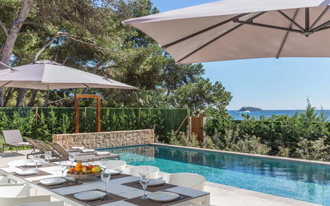 Villa Crozet: Mueble Para Exteriores, Piscina, Paraguas, Sombra, Mueble, Recurso, Silla, Eco Hotel, Ocio, Sunlounger