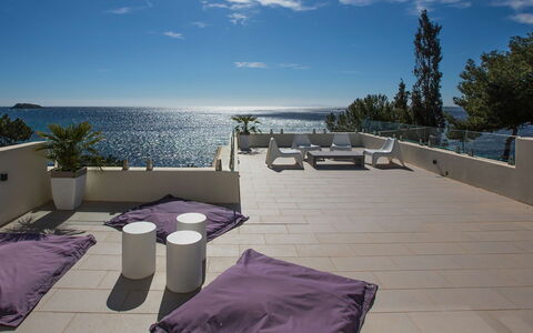 Villa Crozet: Costeras Y Los Accidentes Geográficos Oceánico, Mar, Mueble, Costa, Mueble Para Exteriores, Sombra, Silla, Oceano, Balcón, Zona Tropical
