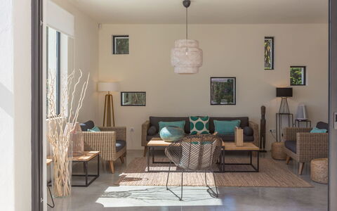 Villa Crozet: Mueble, Diseño De Interiores, Piso, Sofá, Silla, Suelo, Madera, Mesa, Sala, Habitación