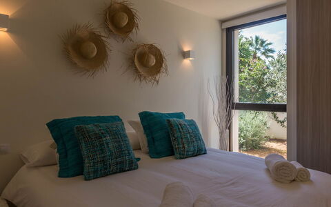 Villa Crozet: Habitación, Cama, Sábana, Lecho, Diseño De Interiores, Mueble, Linos, Techo, Marco De La Cama, Casa