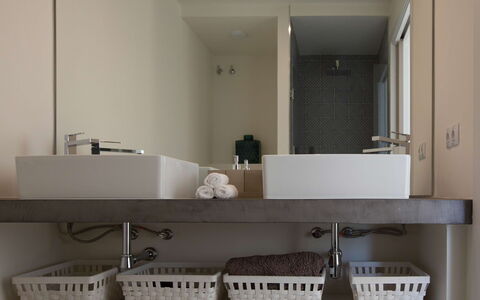 Villa Crozet: Lavabo Del Baño, Diseño De Interiores, Arreglo De Tubería, Lavabo, Pared, Baño, Espejo, Mostrador, Grifo, Piso