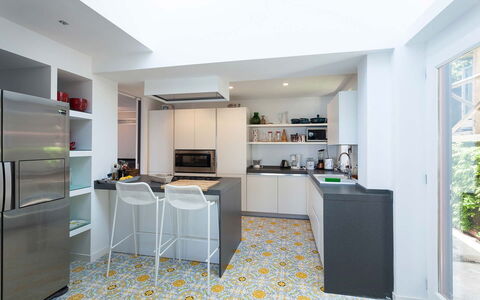 Villa Davide: Cocina, Piso, Diseño De Interiores, Mostrador, Suelo, Aparato De Cocina, Mueble, Techo, Electrodoméstico, Gabinetes