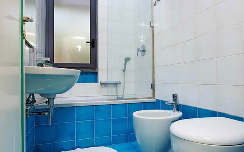 Villa Davide: Azul, Piso, Baño, Arreglo De Tubería, Suelo, Diseño De Interiores, Baño, Asiento Del Baño, Loseta, Material Compuesto