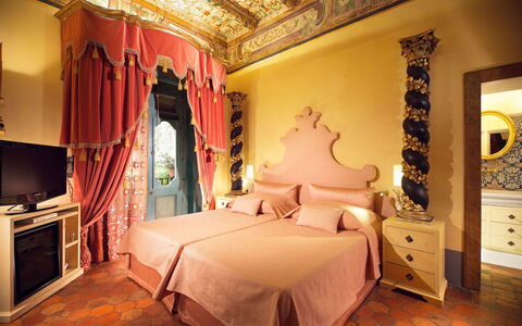 Palazzo Santa Croce: Mueble, Diseño De Interiores, Habitación, Encendiendo, Cama, Suelo, Habitación, Lecho, Marco De La Cama, Sábana