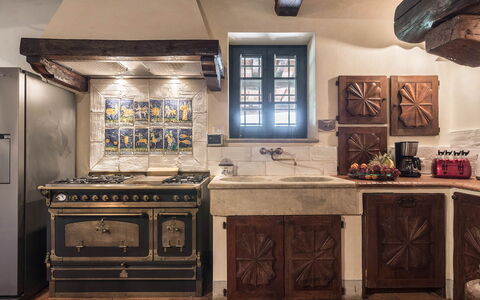 Villa del Colle: Cocina, Diseño De Interiores, Estufa De Cocina, Estufa, Gabinetes, Mostrador, Estufa De Gas, Manchas De Madera, Lámpara, Aparato De Cocina