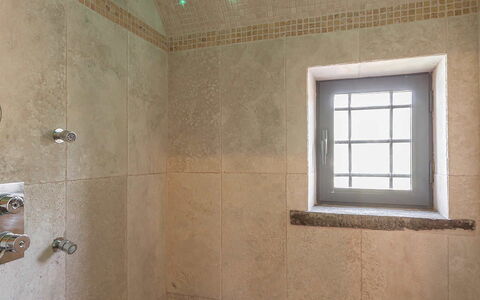 Villa del Colle: Techo, Piso, Lámpara, Suelo, Baño, Arreglo De Tubería, Alcachofa De La Ducha, Ducha, Plomería, Material Natural