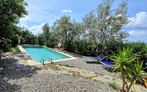Villa del Mare: Azul, Jardín, Patio Interior, Paisajismo, Sombra, Yarda, Piscina, Fuente De Agua, Hacienda, Villa
